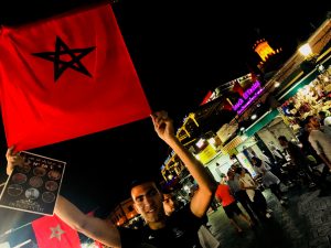 Djemaa el Fna Marrakech bei Nacht mit Marokko Fahne
